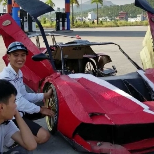 شباب فيتنامي يصنع نسخ تقليد يمكن قيادتها لسيارات خارقة من الورق