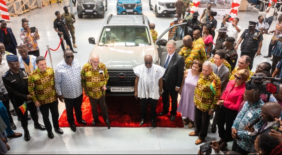 مايك ويتفيلد العضو المنتدب لنيسان أفريقيا والرئيس الغاني يفتتحان مصنع نيسان في غانا