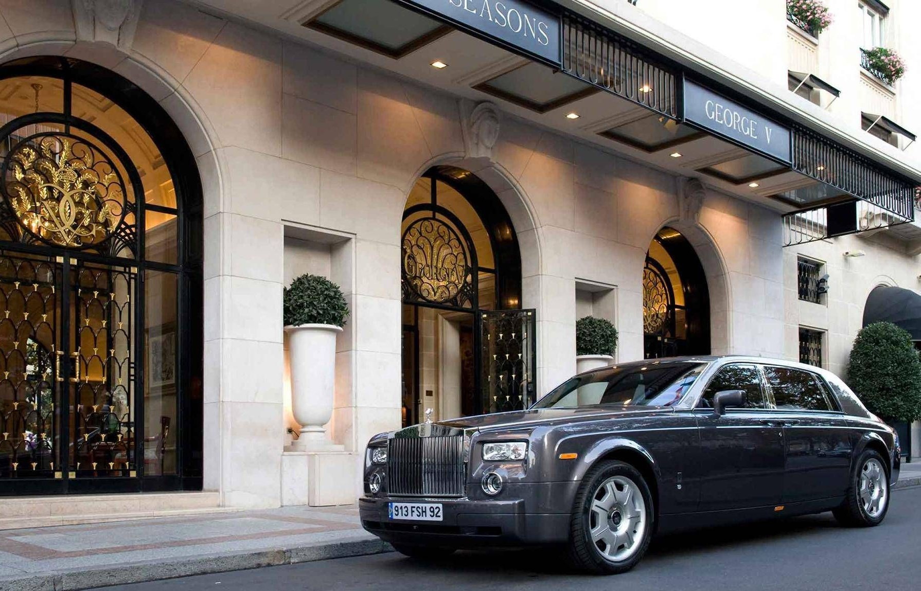 تعرف على مجموعة سيارات الأمير الوليد بن طلال أغنى رجل عربي