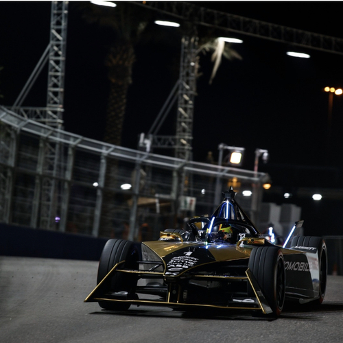 DS للسيارات تحتفل بفوزها الـ 16-في بطولة السيارات الكهربائية ABB FIA Formula E مع المتسابق العالمي جان إريك فيرجن