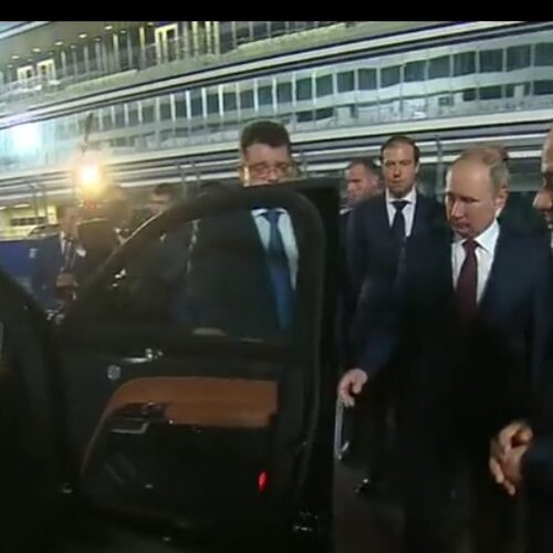 السيسي يركب سيارة بوتين الجديدة على حلبة «فورمولا1