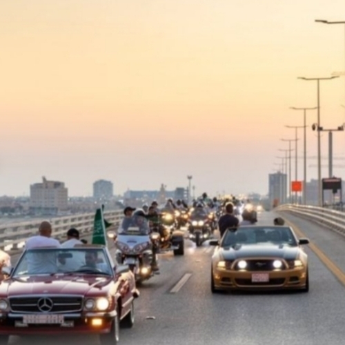 350 سيارة معدلة ودراجات نارية يحتفلون باليوم الوطني على جسر الملك فهد