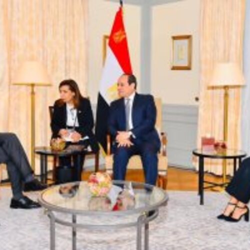 الرئيس السيسي يؤكد أن مصر تسعي للنهوض بصناعة السيارات ..على هامش لقاء ناب رئيس مرسيدس