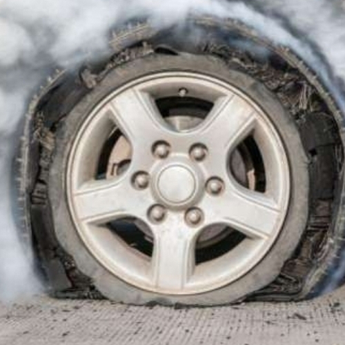 7 نصائح هامة يجب اتباعها حال انفجار إطار السيارة تحافظ على حياتك