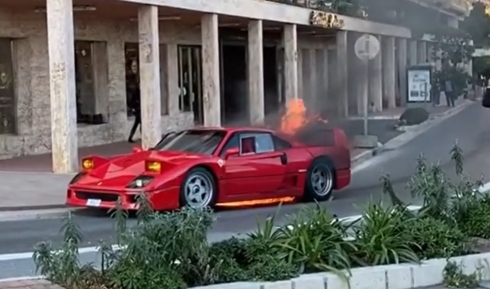 فيراري F40 النادرة تحترق بالكامل في شوارع موناك