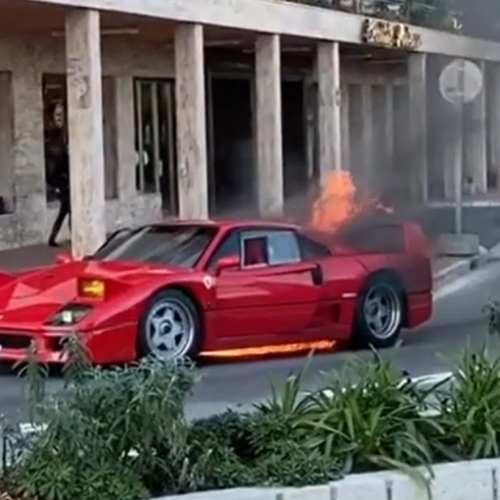 فيراري F40 النادرة تحترق بالكامل في شوارع موناك