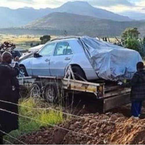 دفن زعيم قبيلة داخل سيارته