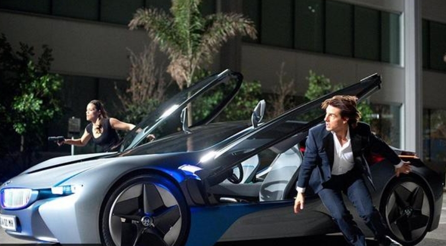 BMW تودع i8 سيارة النجم توم كروز