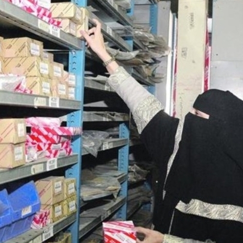 سعوديات يبرعن في تجارة قطع غيار السيارات