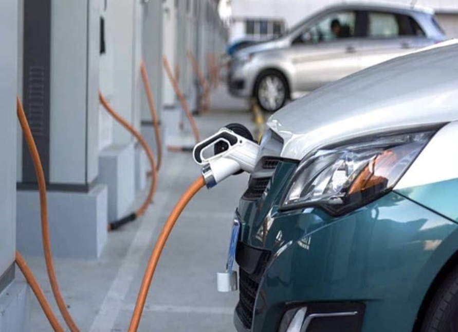 الإمارات تعتزم زيادة عدد السيارات الكهربائية لتصل إلى نحو 42 ألف سيارة بحلول 2030
