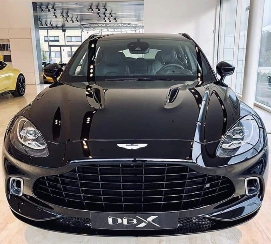 DBX تحفة استن مارتن  ذات الدفع الرباعي الأولى