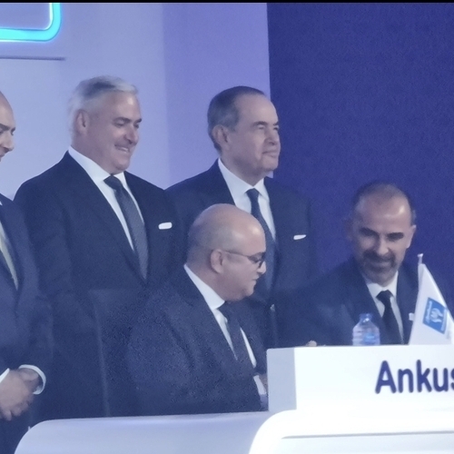 على مسؤلية رويتر... المنصور وجنرال موتورز.. يتفقان على تصنيع السيارات الكهربائية بدعم حكومى