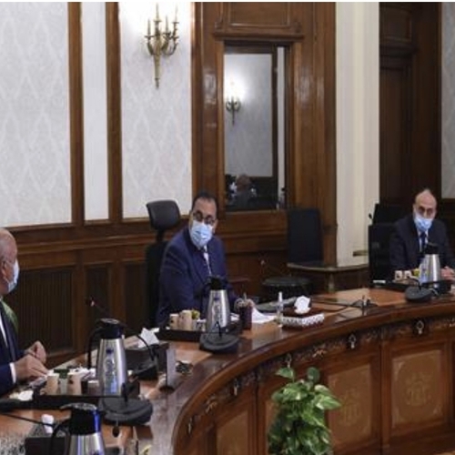 بعد حادث سقوط سيارة.. رئيس الوزراء: الإسراع في إنشاء محور منشأة القناطر
