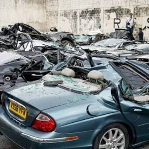 الرئيس الفلبينى يدمر سيارات بملايين الدولارات دخلت البلاد بشكل غير قانونى