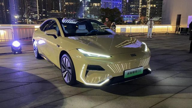 جيلي جالاكسي E8 تنطلق في الصين بسعر 24,760 دولار