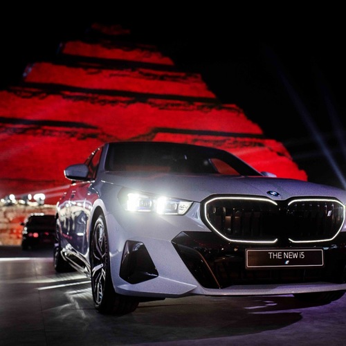 إطلاق BMW الفئة الخامسة الجديدة كلياً وi5 الكهربائية تحت سفح هرم زوسر