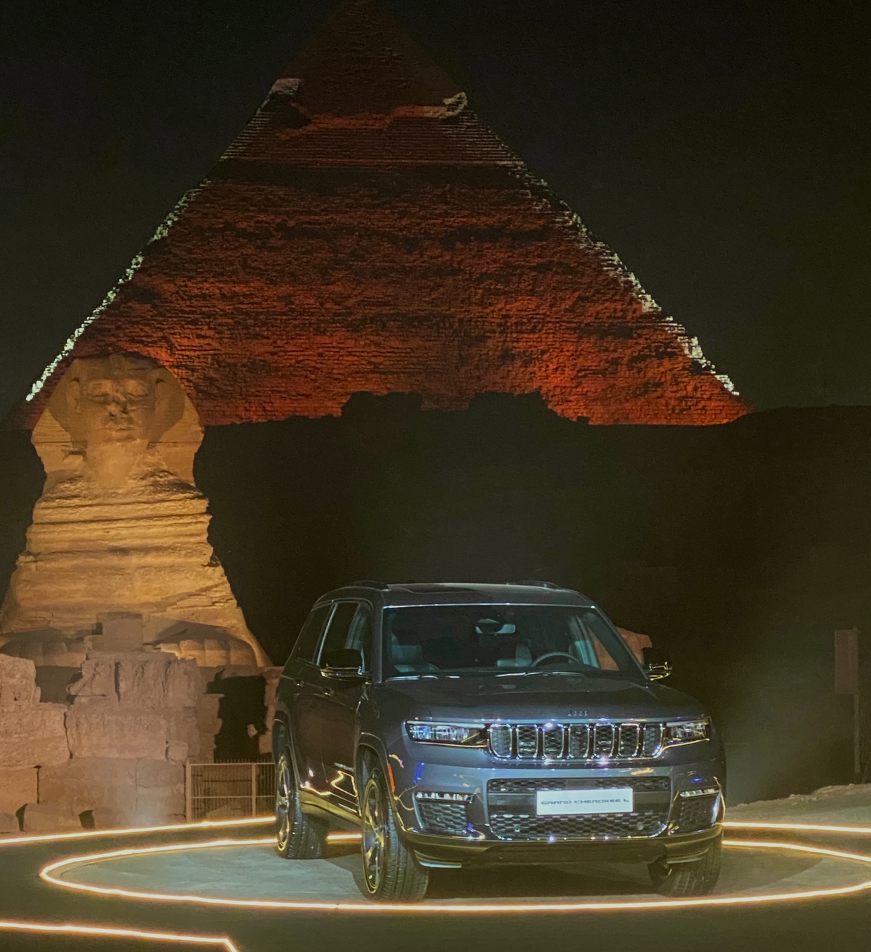 استيلانتس تعزز التزامها بمصر وتقدم جيب جراند شيروكي المجمعة محليا للسوق المصري وأفريقيا من اهرامات الجيزة