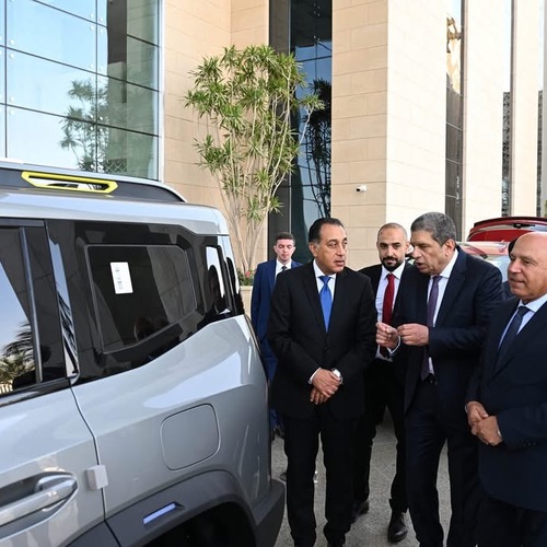 رئيس الوزراء يجتمع مع رئيس شركة "جيتور" العالمية لاستعراض خطة الشركة لتوطين عدد من طرازات السيارات في السوق المحلية