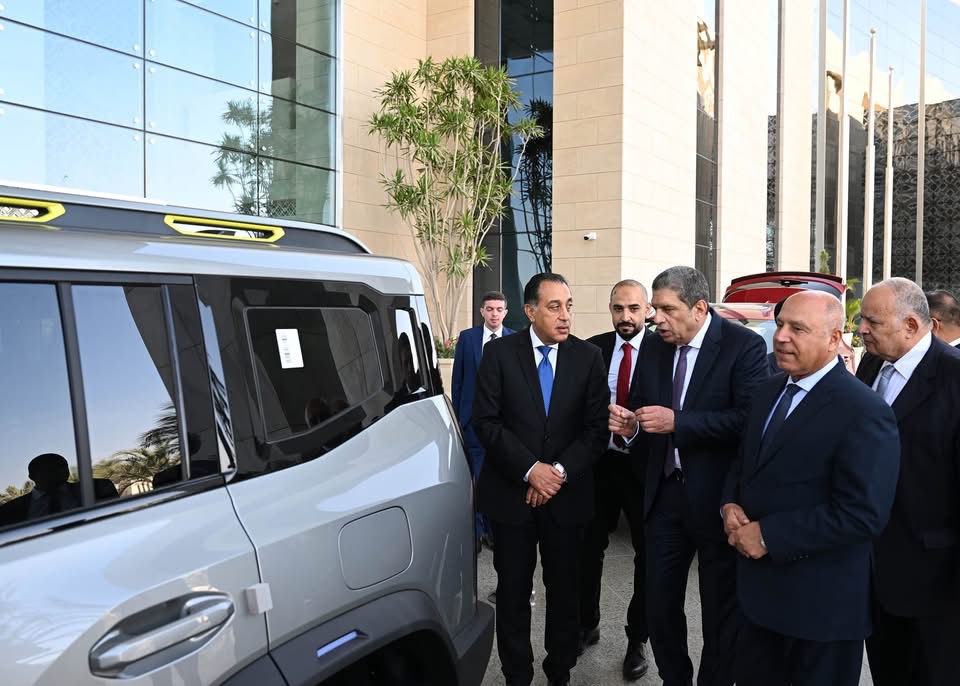 رئيس الوزراء يجتمع مع رئيس شركة "جيتور" العالمية لاستعراض خطة الشركة لتوطين عدد من طرازات السيارات في السوق المحلية