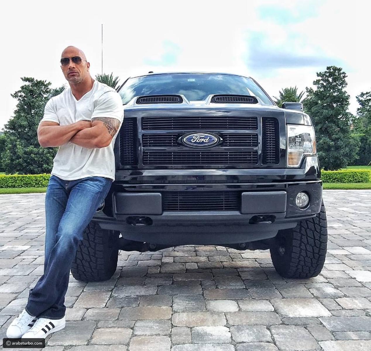 لماذا يستخدم ذا روك فورد F-150 ؟