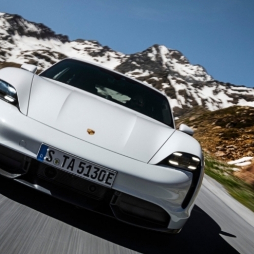 رئيس مرسيدس AMG يعترف بـ بورش تايكان معياراً للأداء الكهربائي